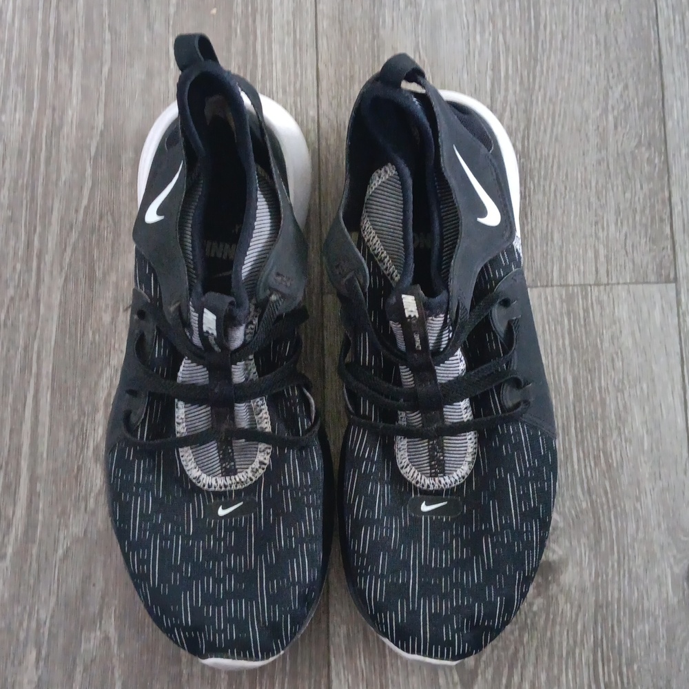 Womans Size 8 Nike Flex Contact Sneakers